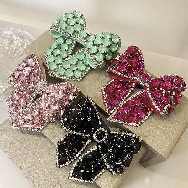 Presilha laço em pedrarias