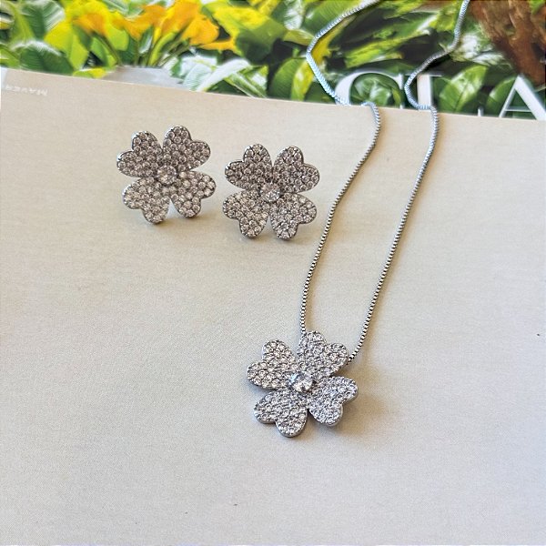 Conjunto Trevo Cravejado em Zircônias