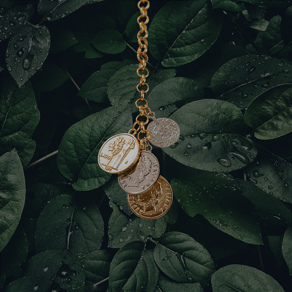 COLAR LONGO GRAVATA  MOEDAS - DOURADO / PRATEADO - ( ESMALTADO )