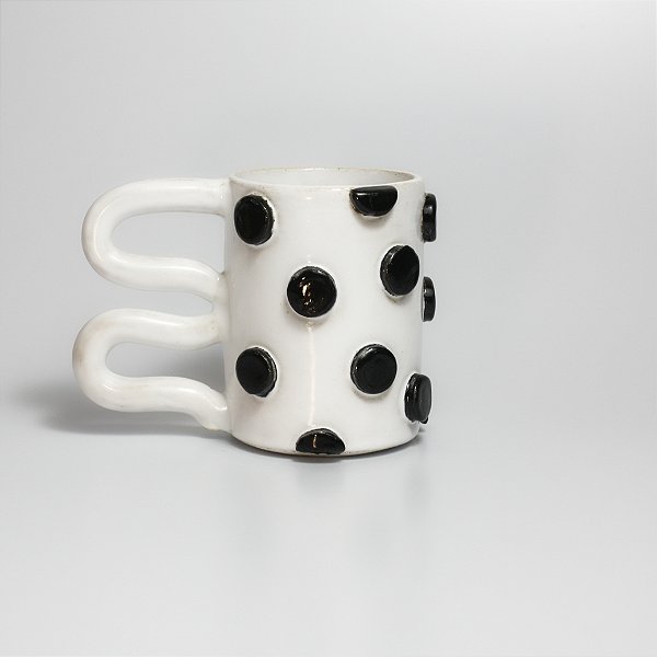 Caneca Yayoi Kusama Branca e Preta