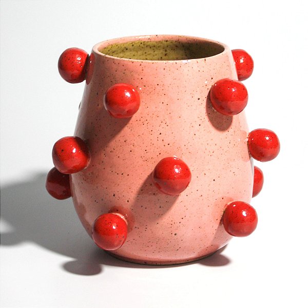 Vaso rosa com bolinhas vermelhas