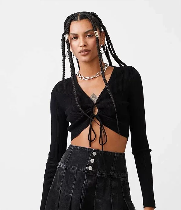 Blusa Cropped em Viscose Canelada com Manga Longa e Vazado Preto