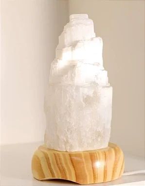 Luminária Selenita Bruta 20cm - Base de Madeira Clara