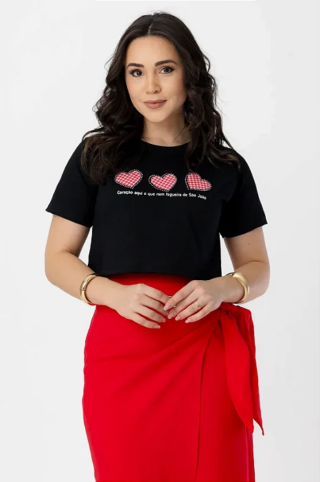 CROPPED CORACAO AQUI E QUE NEM FOGUEIRA DE SAO JOAO CORACOES STRASS - COR PRETO