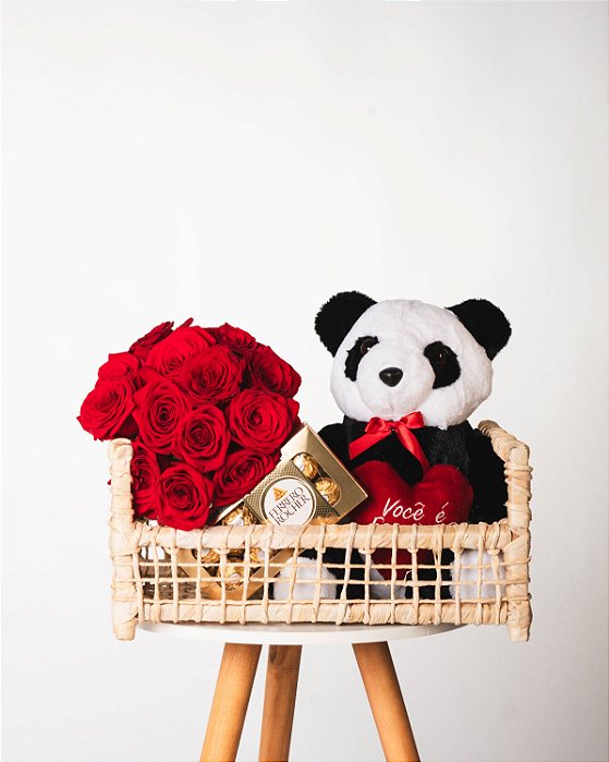 KIT PRESENTE ROMÂNTICO - CESTO COM URSO PANDA E CHOCOLATE FERRERO ROCHER E BUQUÊ COM 12 ROSAS VERMELHAS COLOMBIANAS
