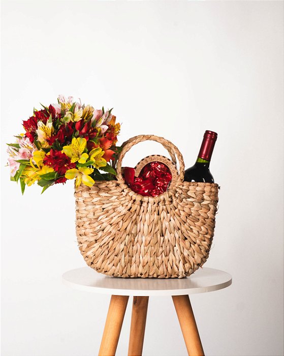 KIT PRESENTE ROMÂNTICO - BOLSA COM VINHO TINTO CORAÇÃO COM CHOCOLATES E BUQUÊ DE ASTROMÉLIAS