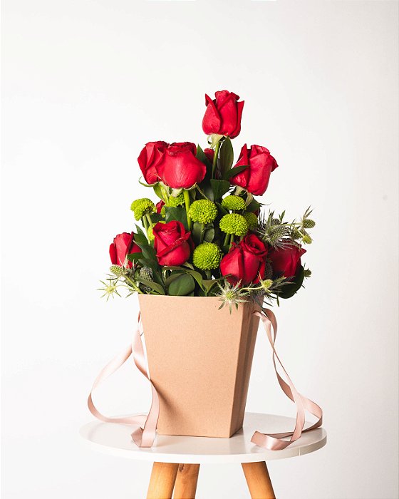 ARRANJO PIRÂMIDE- ROSAS VERMELHAS - MARGARIDA VERDE NO CACHEPOT
