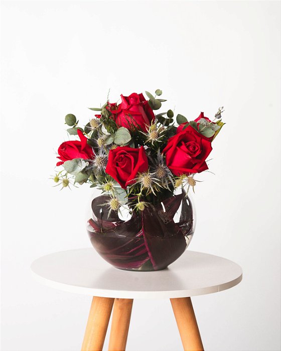 BUQUÊ ELEGANCE-ROSAS VERMELHAS E EUCALIPTO NO VASO DE VIDRO COM FOLHAGENS DE DRACENA