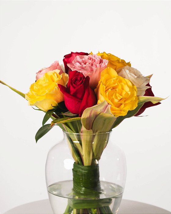 BUQUÊ ELEGANCE-ROSAS SORTIDAS  NO VASO DE VIDRO COM FOLHAGENS DE CANOA