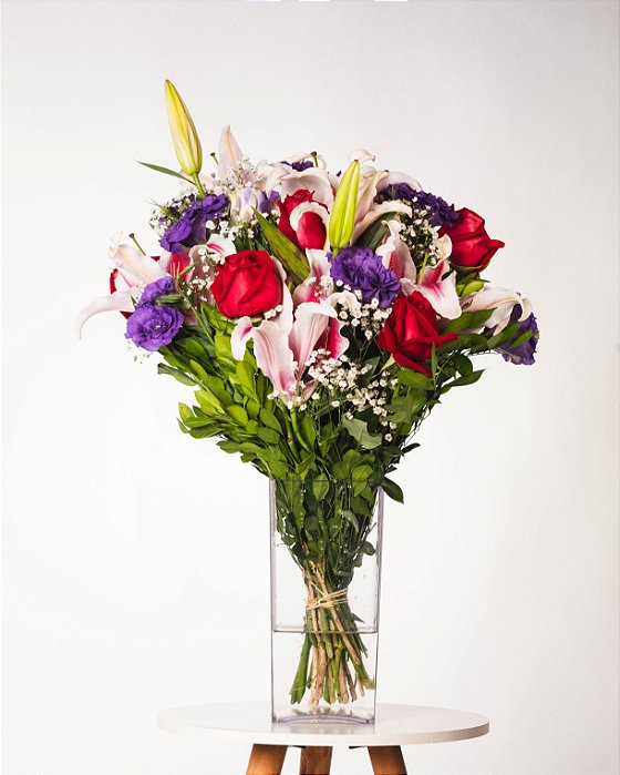 BUQUÊ PREMIUM - LIZIANTHUS ROXO ROSAS VERMELHAS E LÍRIOS ROSAS