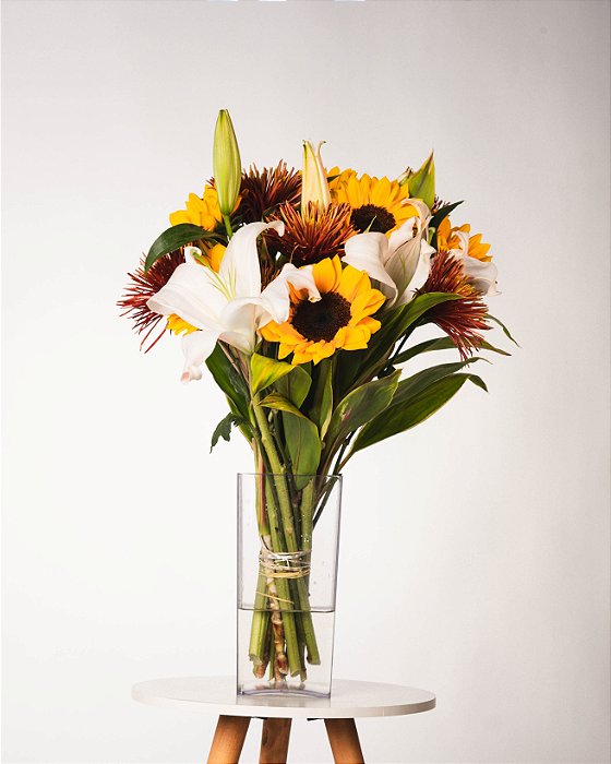 BUQUÊ PREMIUM - LÍRIOS BRANCOS GIRASSOL E CRISÂNTEMO ANASTASIA