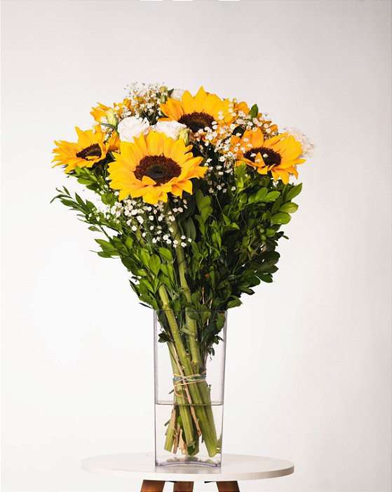 BUQUÊ GIRASSOL COM LIZIANTHUS BRANCOS
