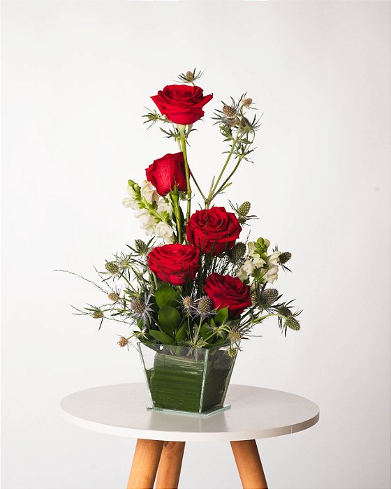 ARRANJO ENCANTO- ROSAS VERMELHAS - RUSCUS NO VASO DE VIDRO
