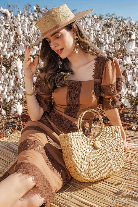 Vestido Marrom Bordado Com Guipir E Decote Quadrado Midi Reto Fascinius