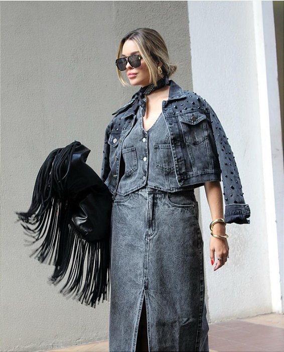 Jaqueta Jeans Preta com Tachas e Lavagem Estonada