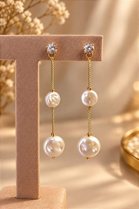 Brinco fio com zircônia branca e perola barrocas folheado a Ouro 18k