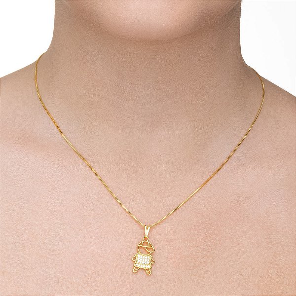 Colar Menino com Boné e Roupa Cravejada folheado a ouro