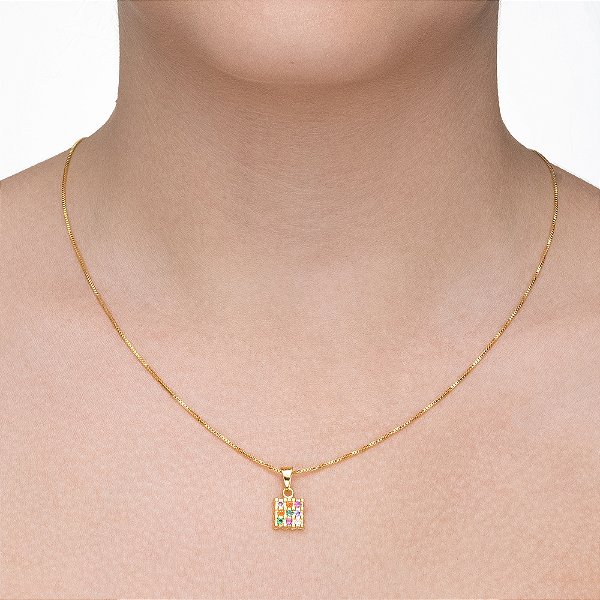 Colar Plaquinha Quadrada Cravejada Colorida folheada a ouro