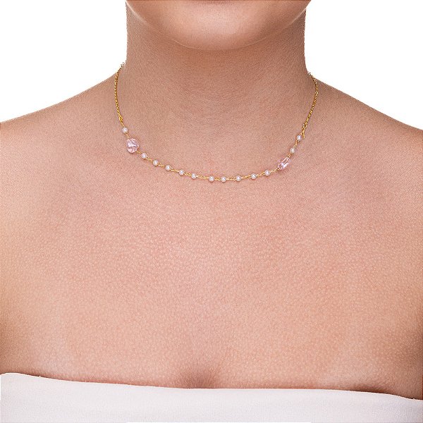 Choker de pérolas com três corações rosa claro cristal folheado a ouro