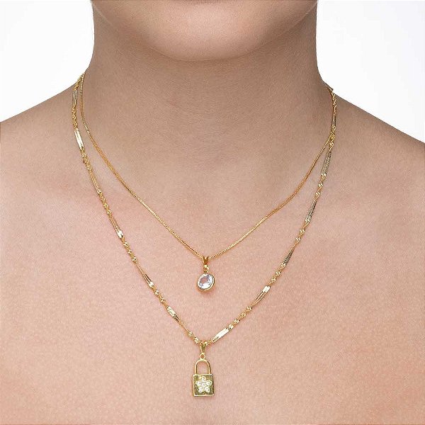 Colar duplo com ponto de luz e cadeado com estrela folheado a ouro