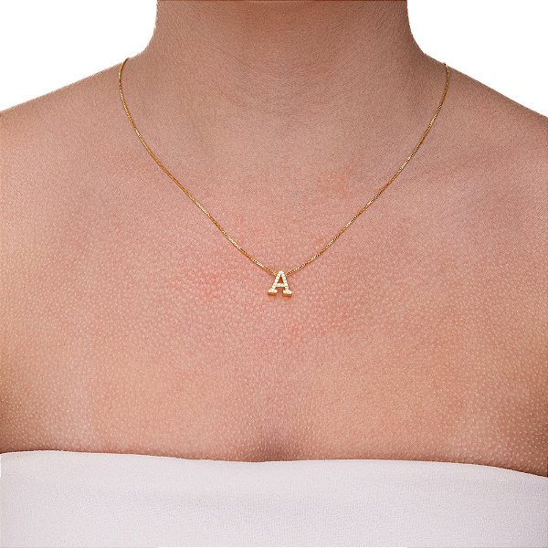 Colar de letra caixa com zircônia folheado a ouro