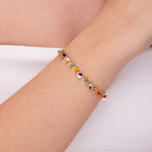 Pulseira com pedrinhas coloridas e estrelinhas folheada a ouro