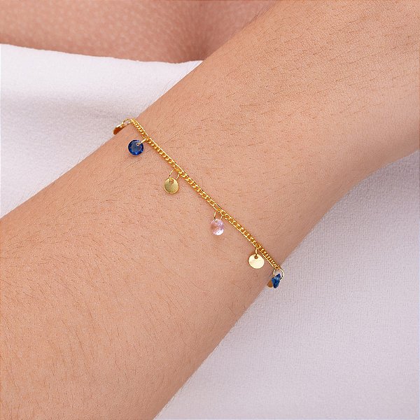 Pulseira com pedrinha coloridas e chapinha redonda folheada a ouro