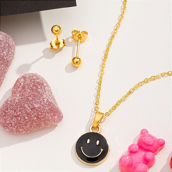 Conjunto infantil com pingente de carinha preta e brinco de bolinha folheado a ouro