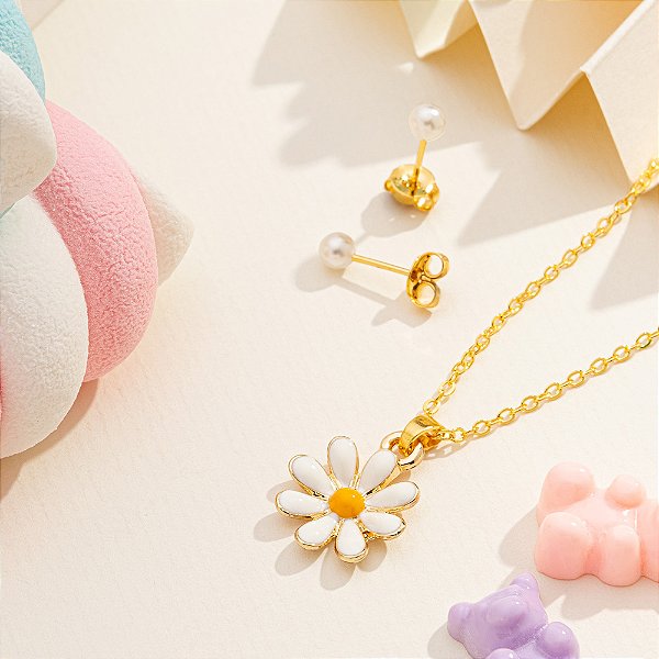 Conjunto infantil com pingente de de flor branca e brinco de pérola folheado a ouro