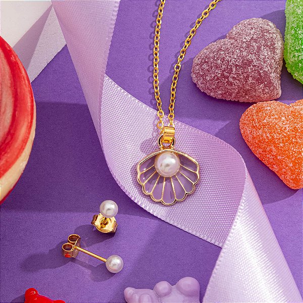 Conjunto infantil com pingente de concha lilás e brinco de pérola folheado a ouro
