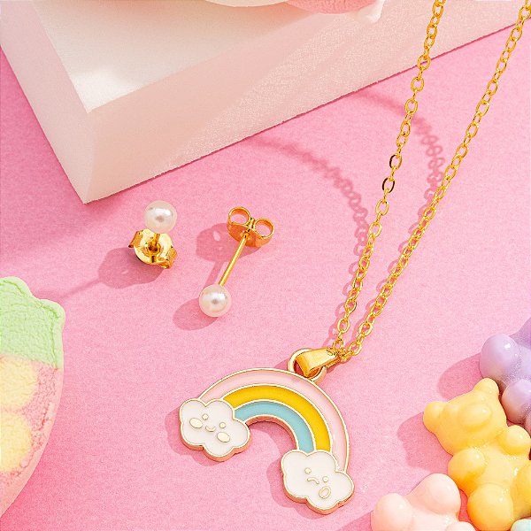 Conjunto infantil com pingente de arco íris colorido e brinco de pérola folheado a ouro