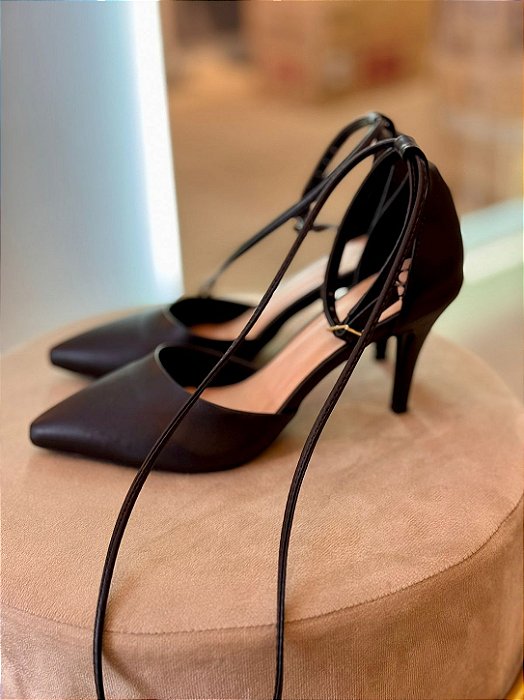 Scarpin preto de bico fino