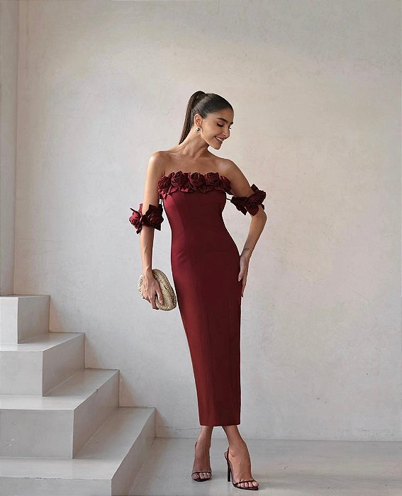 Vestido midi tomara que caia rosas no busto e mangas soltas