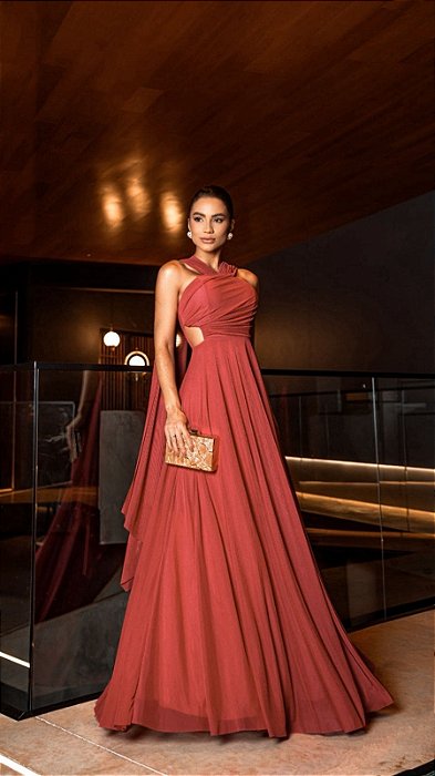 Vestido Longo Marsala com Gola Torcida Recortes Laterais e Cauda Drapeada