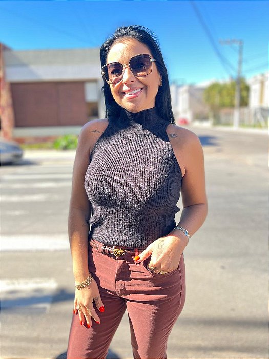 BLUSA PRETA CAVADA GOLA ALTA LEZ A LEZ