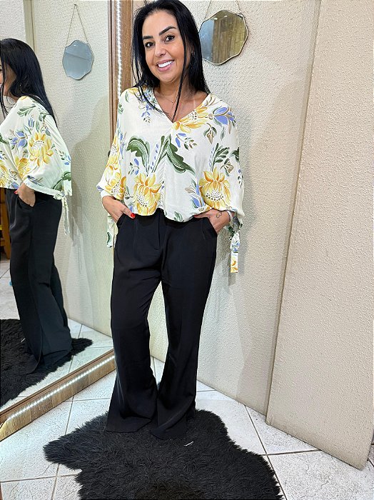 CALÇA PRETA PANTALONA COM FENDA LATERAL NO PÉ LEZ A LEZ