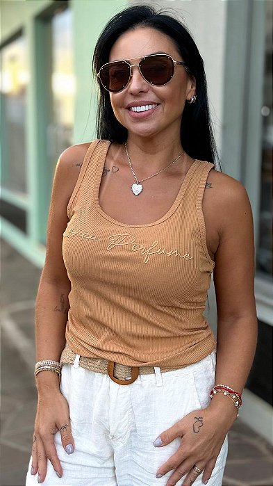 REGATA CANELADA NADADOR CAMEL LANÇA PERFUME