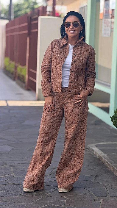 CALÇA WIDE LEG ESTAMPADA EM SARJA LEZ A LEZ