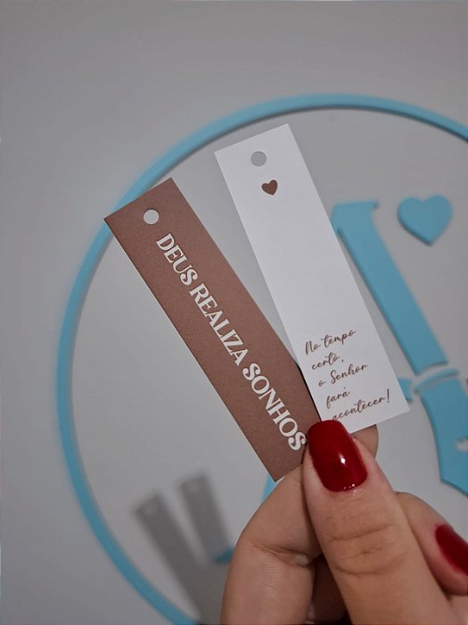 20 Un Tag Palito "DEUS REALIZA SONHOS" - Mocha Mousse PRONTA ENTREGA