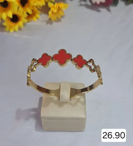 BRACELETE DOURADO AÇO INOX COM TREVOS VERMELHOS