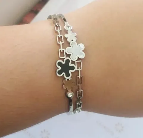 BRACELETE PRATEADO AÇO INOX COM FLOR BRANCA E PRETA