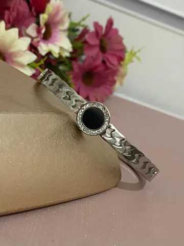 BRACELETE PRATEADO AÇO INOX CRAVEJADO DETALHE PRETO