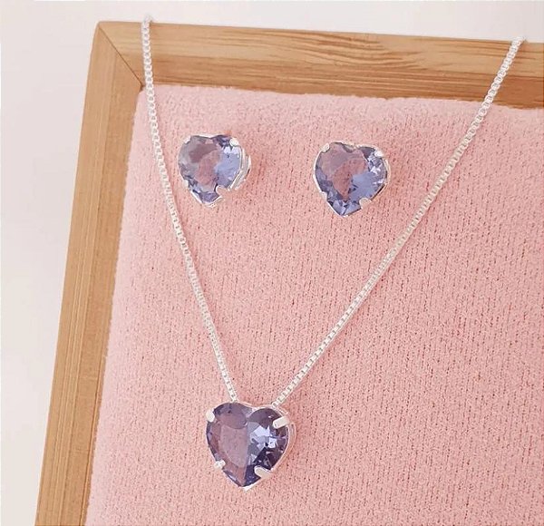CONJUNTO PRATEADO COLAR E BRINCO CORAÇÃO LILÁS