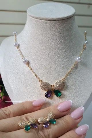 CONJUNTO DOURADO COLAR E BRINCOS BORBOLETA CRAVEJADA