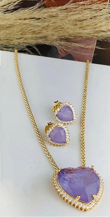 CONJUNTO DOURADO COLAR E BRINCOS CORAÇÃO LILÁS CRAVEJADO