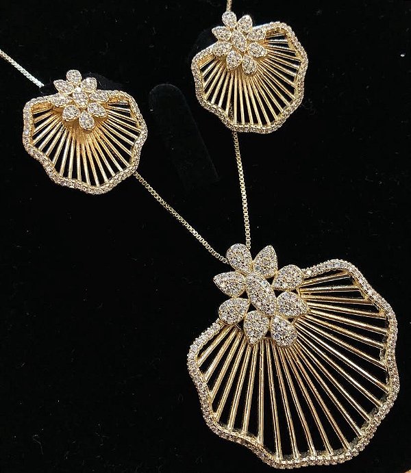 CONJUNTO DOURADO COLAR E BRINCO CONCHA CRAVEJADA