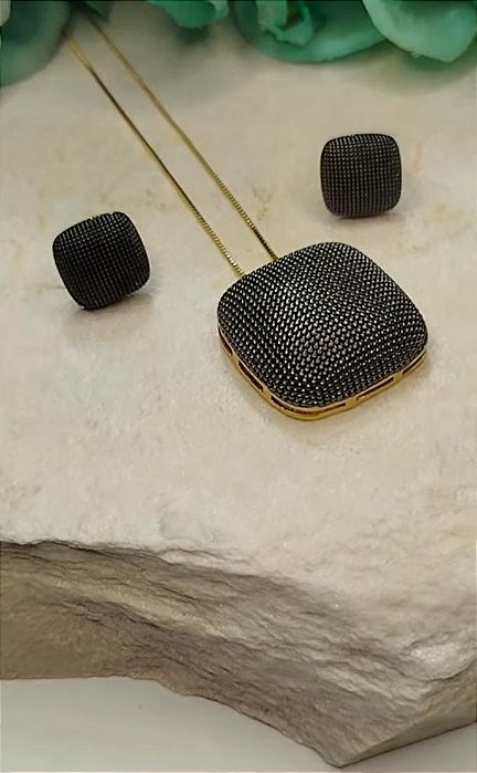 CONJUNTO DOURADO COLAR E BRINCOS QUADRADOS COM MICRO ESFERAS PRETAS