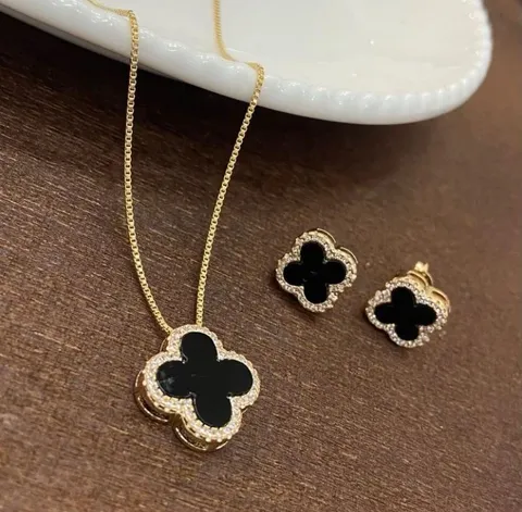 CONJUNTO DOURADO TREVO PRETO CRAVEJADO
