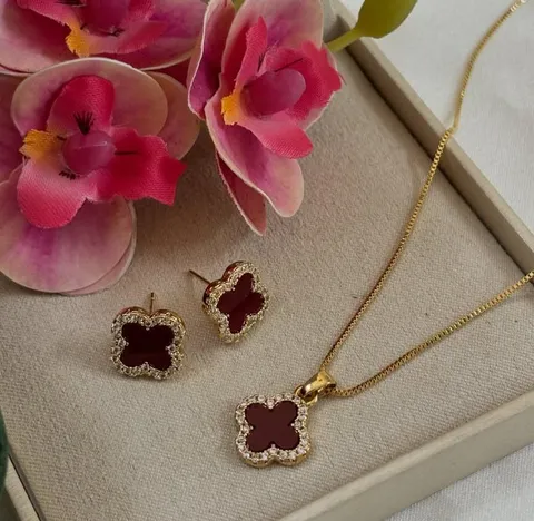 CONJUNTO DOURADO TREVO VERMELHO CRAVEJADO