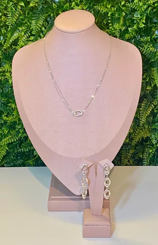 CONJUNTO PRATEADO COLAR E BRINCO ELO TORCIDO